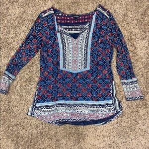 Lower-cut V-neck floral shirt